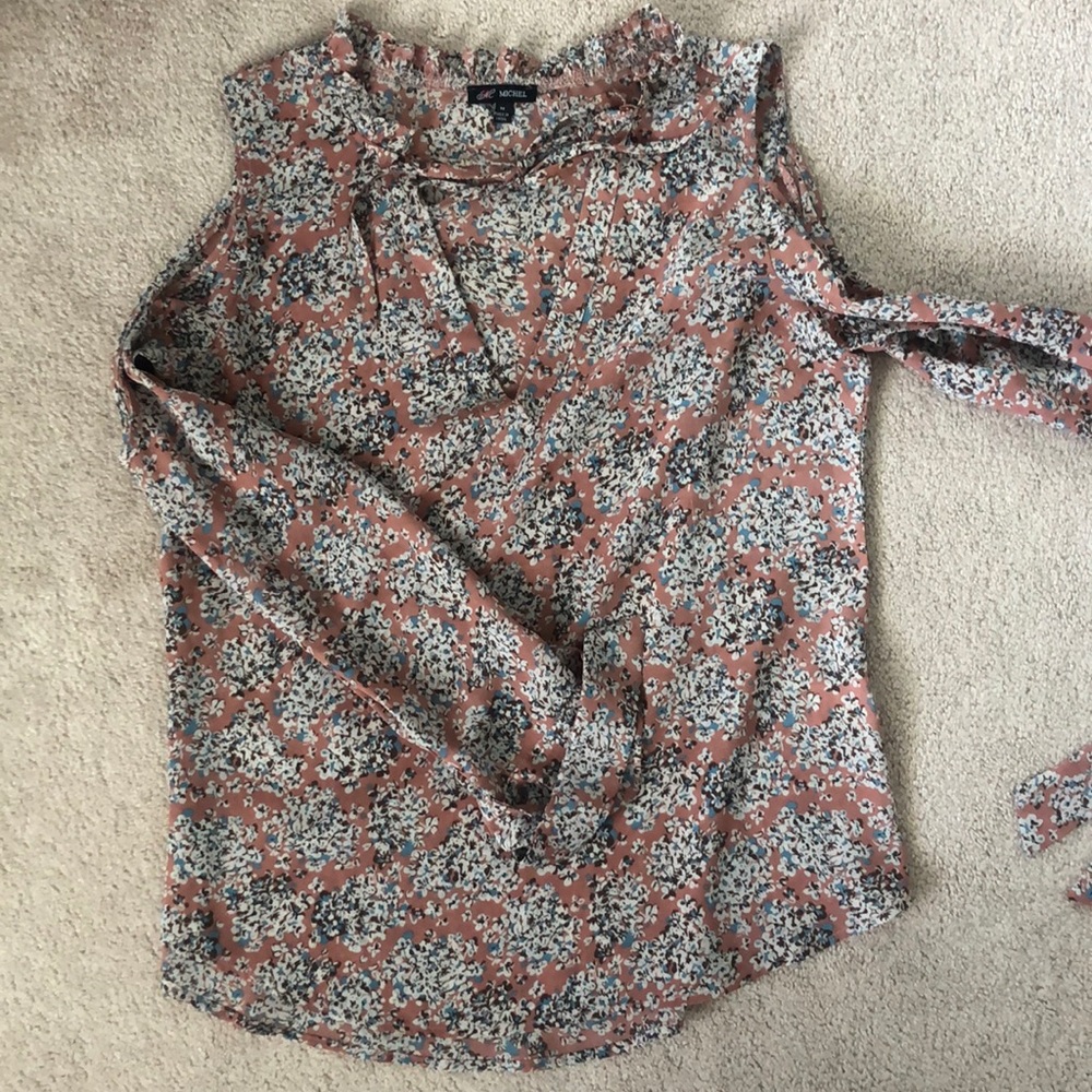 Boutique-Peek a boo Shoulder Longsleeve
